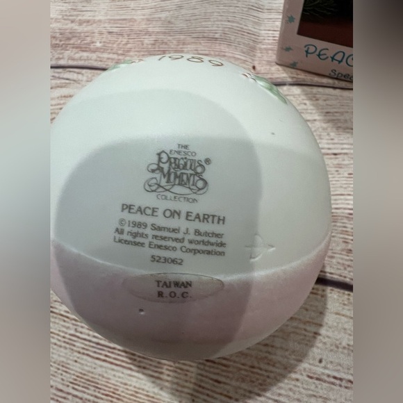 PRECIOUS MOMENTS 1989 "Peace On Earth" Nativity Ornament New In Box - Picture 3 of 8